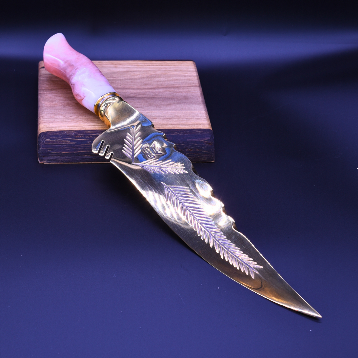 “The Roseblade” — Full Gold Collector Knife
