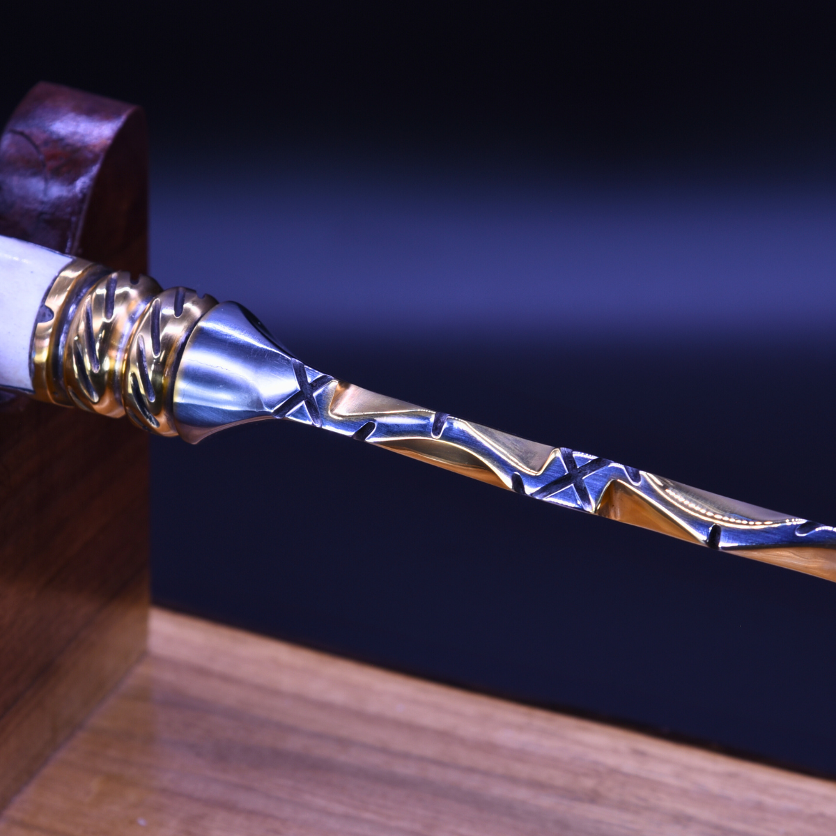 "The Emberfang" — Mixed Gold & Steel Collector Knife