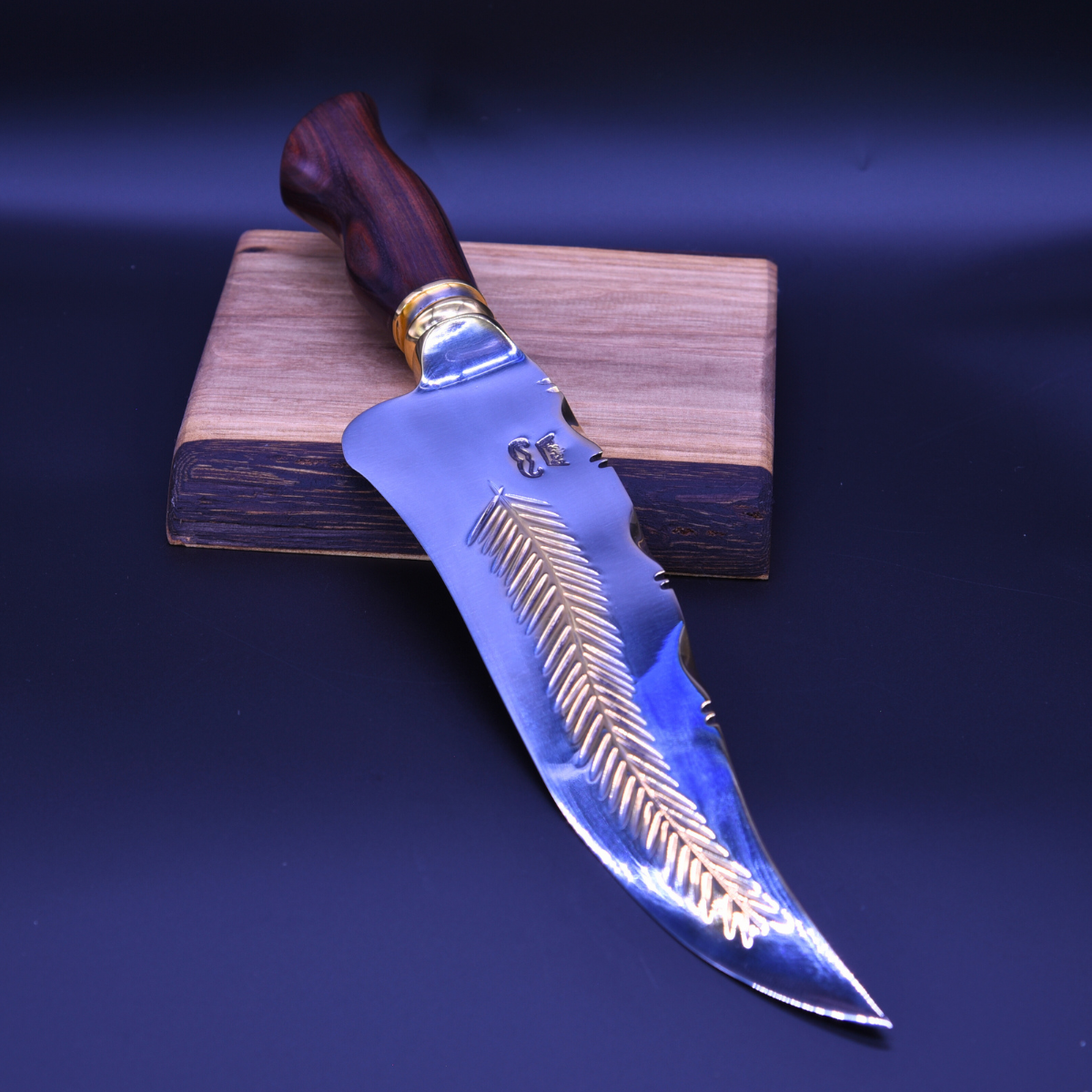 “The Ironleaf” — Mixed Gold &amp; Steel Collector Knife