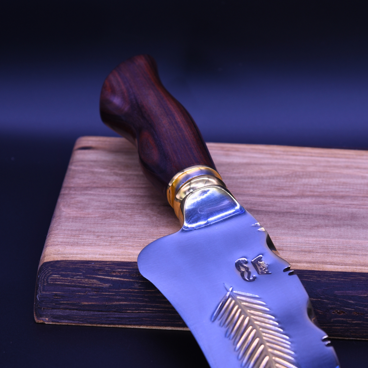“The Ironleaf” — Mixed Gold &amp; Steel Collector Knife