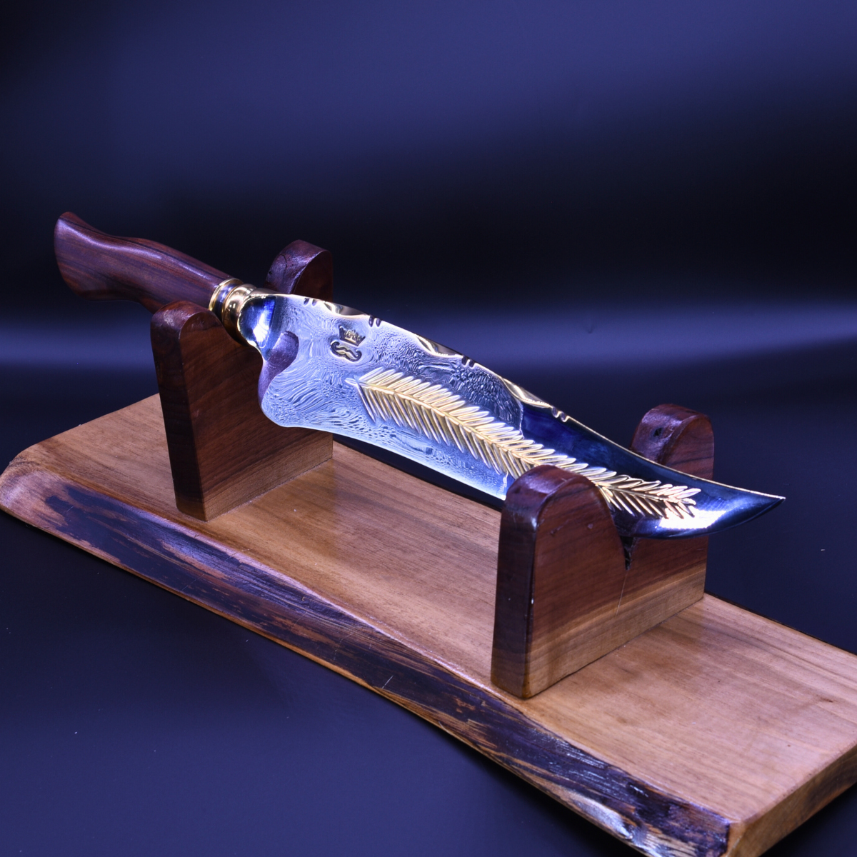 “The Ironleaf” — Mixed Gold &amp; Steel Collector Knife
