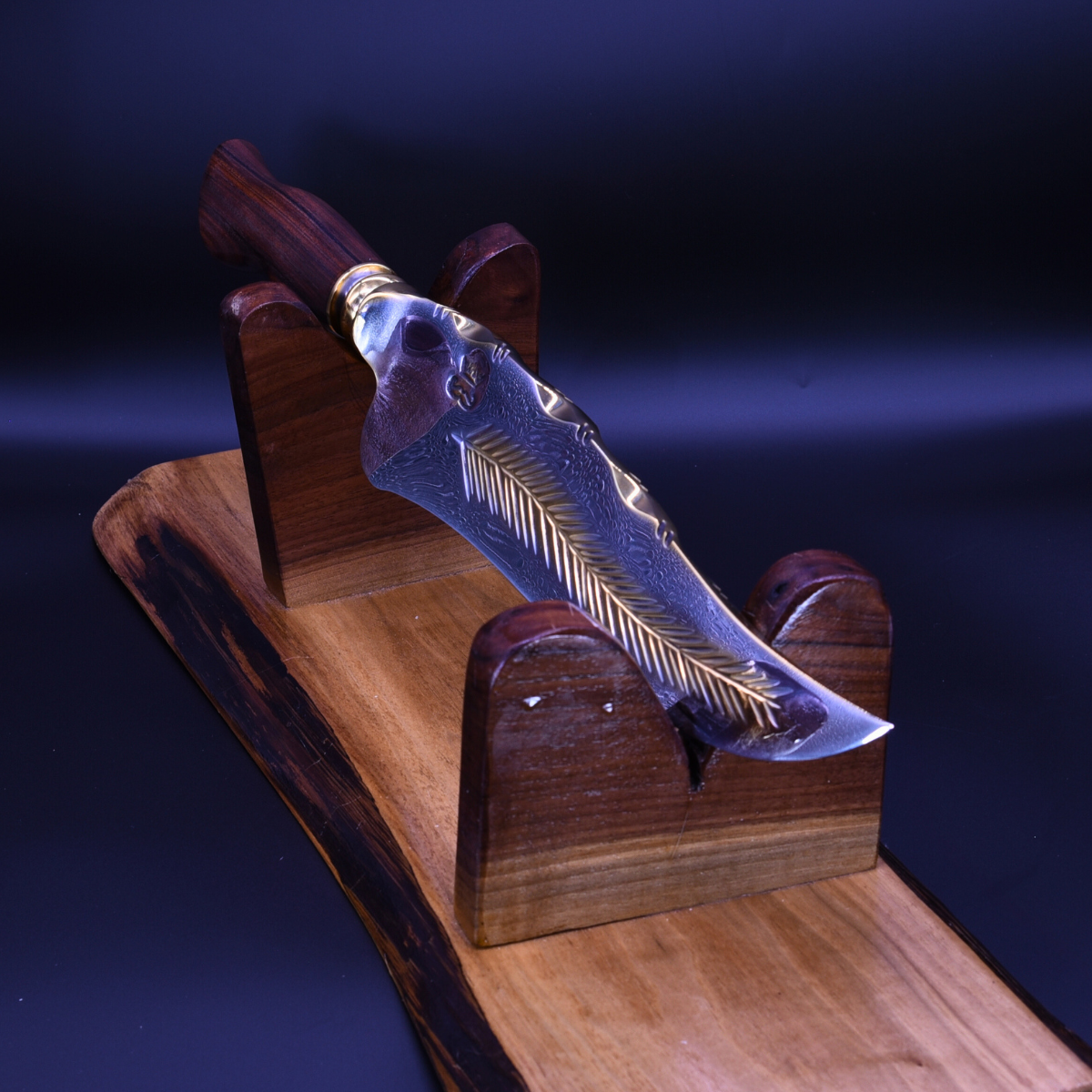 “The Ironleaf” — Mixed Gold &amp; Steel Collector Knife