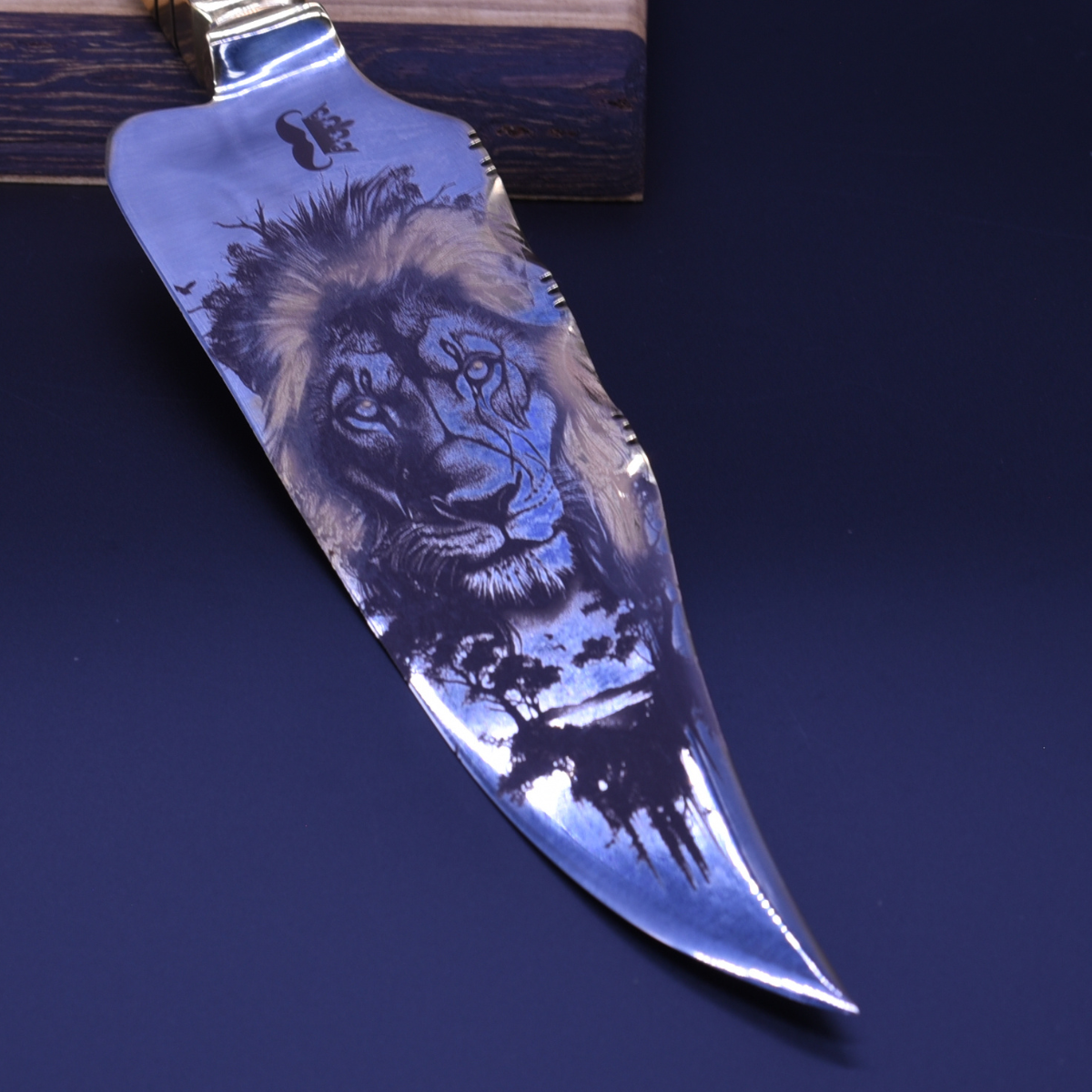 “The Revenant” — Mixed Gold &amp; Steel Collector Knife